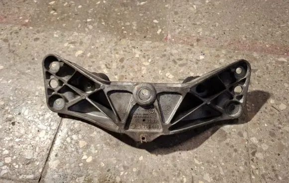 BMW 7 E65 E66 Gearbox mounting bracket 6759680