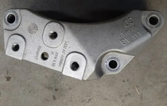 Gearbox mounting bracket