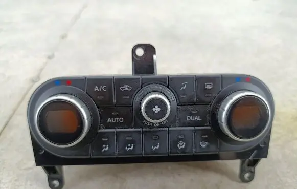 Nissan Qashqai Climate control/heater control trim 