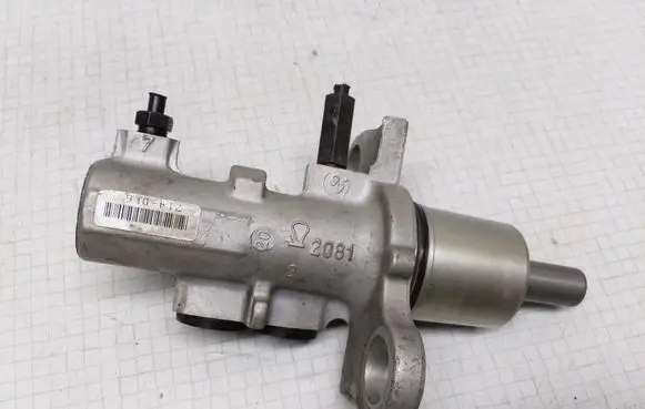 Audi A4 S4 B5 8D Master brake cylinder
