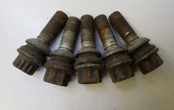 Volkswagen Touareg I Nuts/bolts OEM