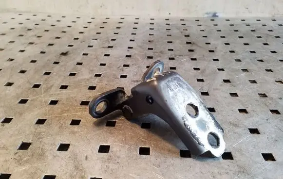 Honda CR-V Front door upper hinge