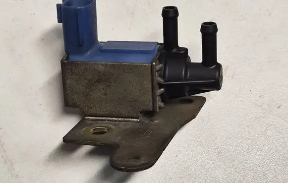 Nissan Murano Z50 Valve vacuum A83600