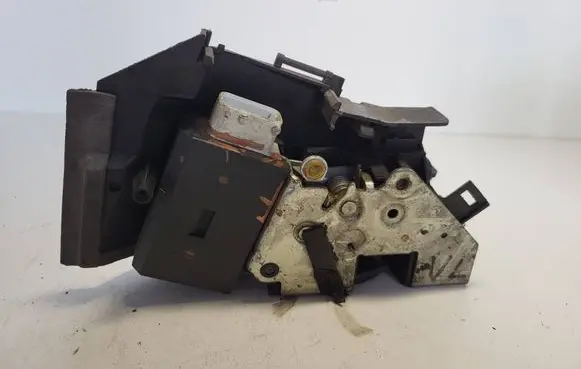 BMW 5 E39 Front door lock 67118352