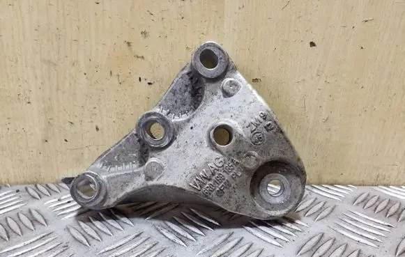 Seat Toledo IV (NH) Engine mounting bracket 6R0199185A
