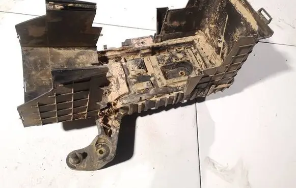 Battery box tray