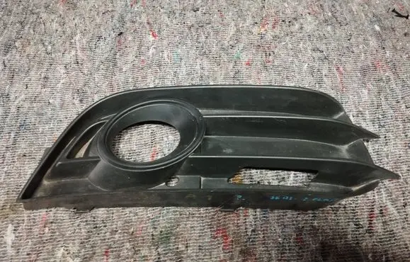 Audi A1 Front fog light trim/grill 8X0807682A