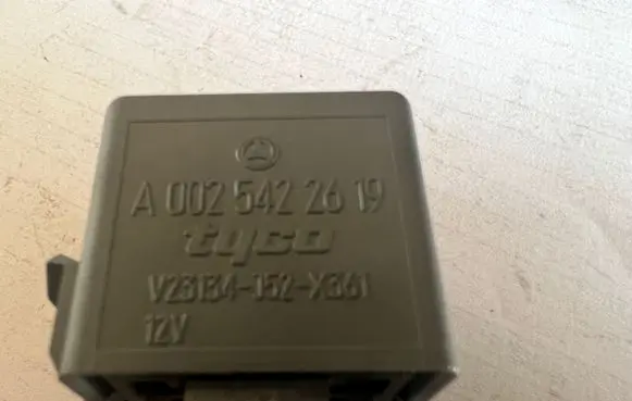 Mercedes-Benz A W169 Other relay A0025422619 V23134J52X301