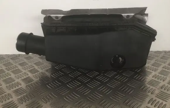 Mercedes-Benz C W203 Air filter box A0000945568