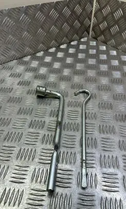 Honda CR-V Wheel nut wrench 