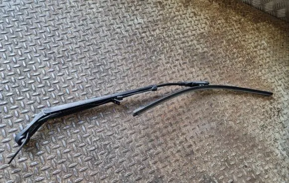 Cadillac Escalade Windshield/front glass wiper blade 15916552