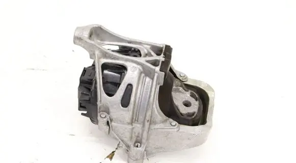 Engine mount vacuum valve