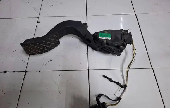 Volkswagen PASSAT B5 Accelerator throttle pedal 8D1721523A 6PV00802607