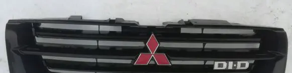 Mitsubishi Pajero Front bumper upper radiator grill