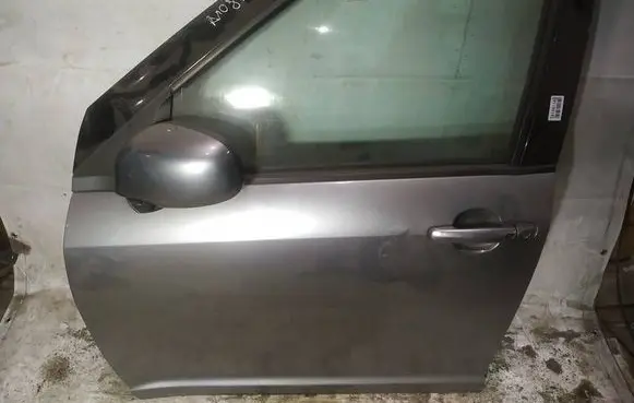 Suzuki Swift I Front door pilkos