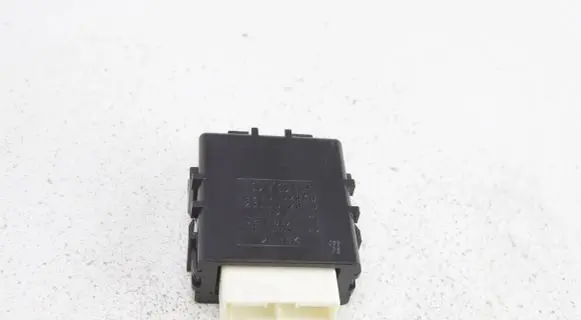 Toyota Auris E180 Window wiper relay 
