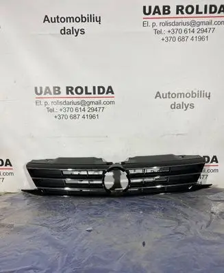 Volkswagen Jetta VI Front bumper upper radiator grill