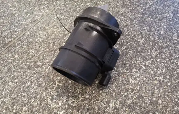 Dacia Sandero Mass air flow meter 5WK97021 8200682558 8200702517