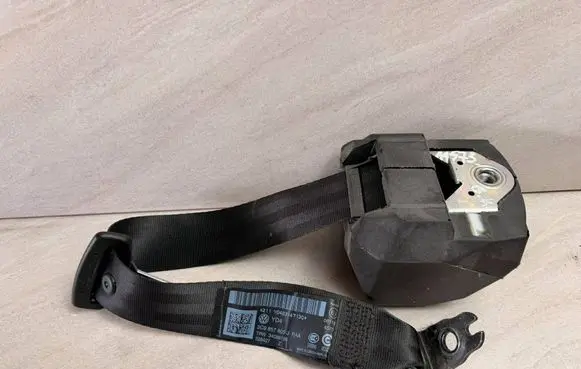 Volkswagen PASSAT B7 Rear seatbelt 3C9857805J