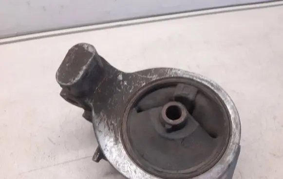Mitsubishi Galant Engine mounting bracket