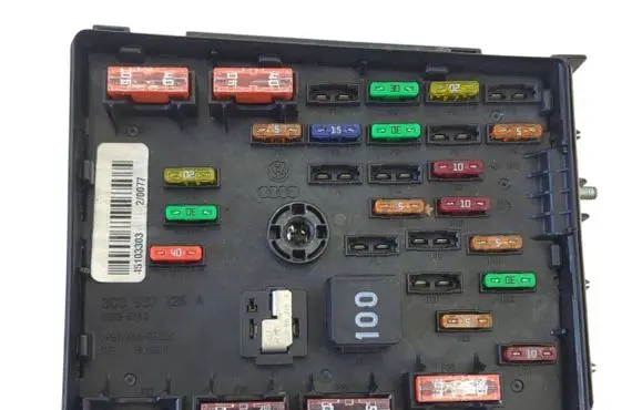 Volkswagen PASSAT B7 Fuse module 3C0937125A 45103303 20077