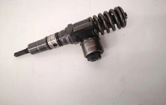 Volkswagen Touran I Fuel injector 03G130073B