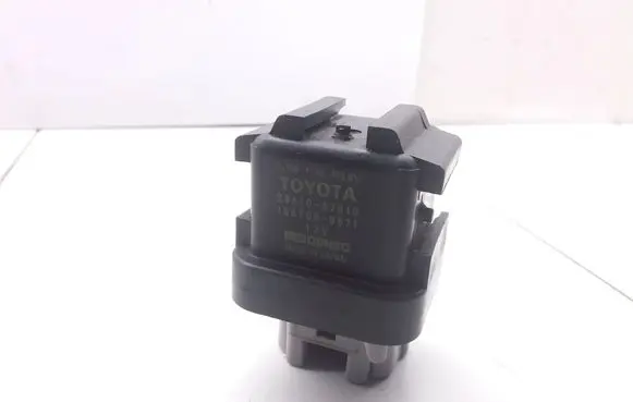 Toyota Avensis T270 Glow plug pre-heat relay 2861067010 1567000671