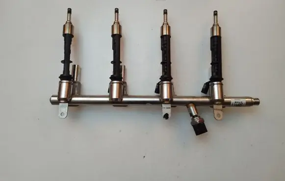 Alfa Romeo Giulia Fuel injector 50052930