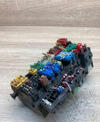 Volkswagen Golf II Fuse module 357937039