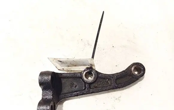 Engine mounting bracket