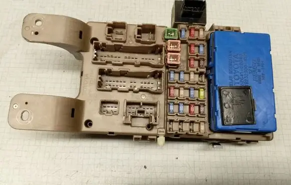 Toyota Corolla E120 E130 Fuse module 8264102040 MB2323008521