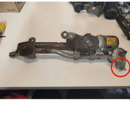 Nissan Note (E11) Wiper motor 63568902