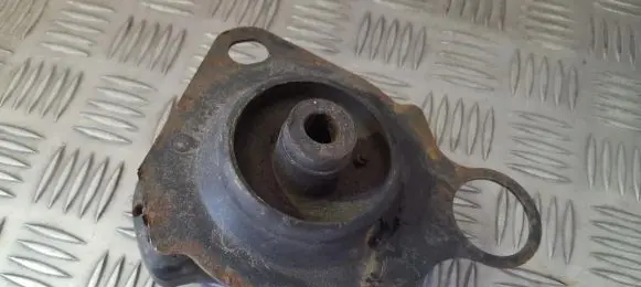 Engine mount bracket