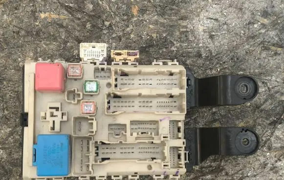 Toyota Avensis T270 Fuse module 8273005170