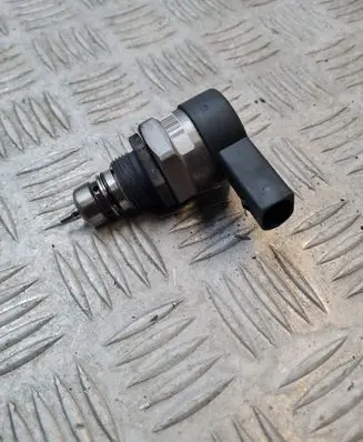 Volkswagen Golf VII Fuel pressure regulator 057130764AB