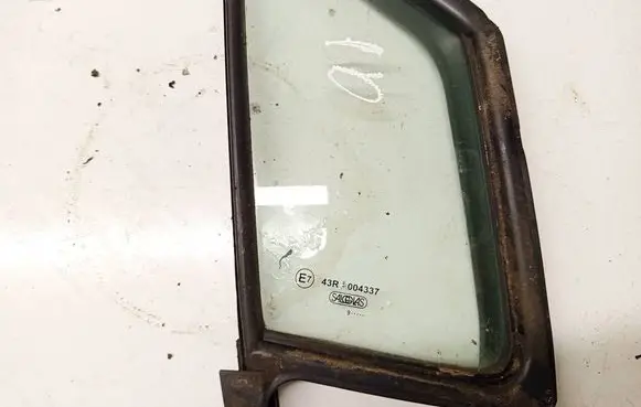 Opel Agila B Front door vent window glass four-door 