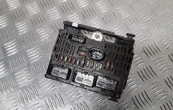 Peugeot 407 Fuse module 9656086080