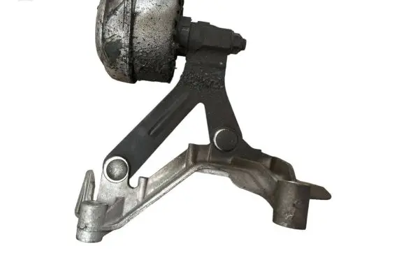 Engine mount vacuum valve