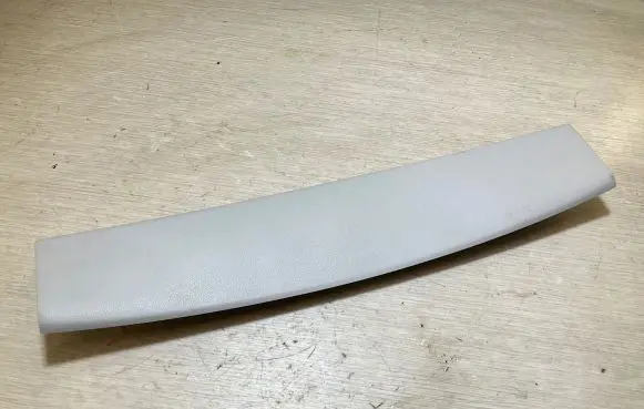 Nissan Leaf II (ZE1) Tailgate trim 909005SH0A