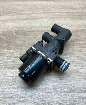 BMW 5 E39 Coolant heater control valve 8368561 1147412125