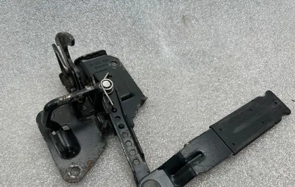 Engine bonnet/hood lock/catch