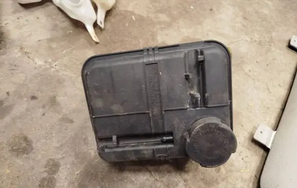 BMW 5 E39 Coolant expansion tank/reservoir 2248050