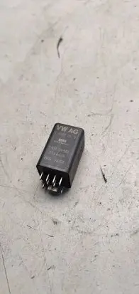 Volkswagen PASSAT B6 Glow plug pre-heat relay 038907281B 3164606 0522120503