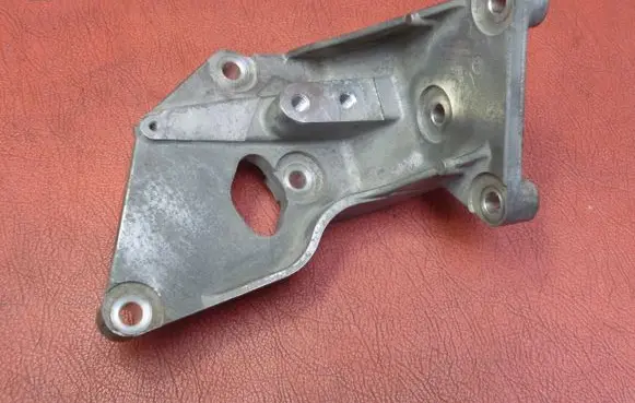Nissan X-Trail T30 Engine mounting bracket