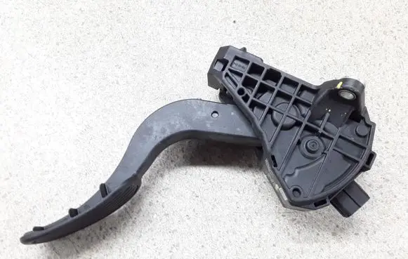 Toyota C-HR I Accelerator throttle pedal 78110F4022