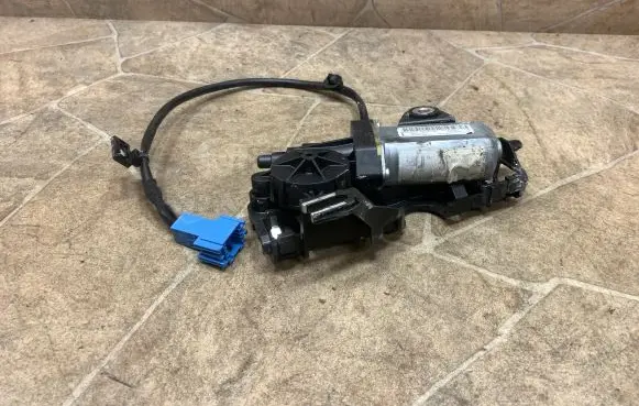 Mercedes-Benz E W238 Seat belt adjustment motor A2058600182