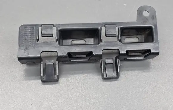 BMW X5 G05 Fender mounting bracket 7469386