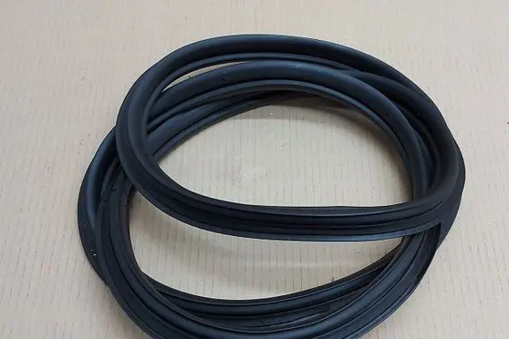 Maserati GranTurismo Trunk rubber seal (body) 