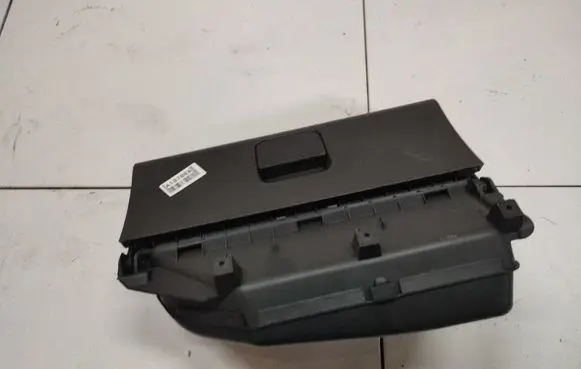 Volkswagen Polo IV 9N3 Glove box 6q1857101