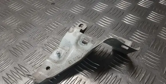 Fender mounting bracket